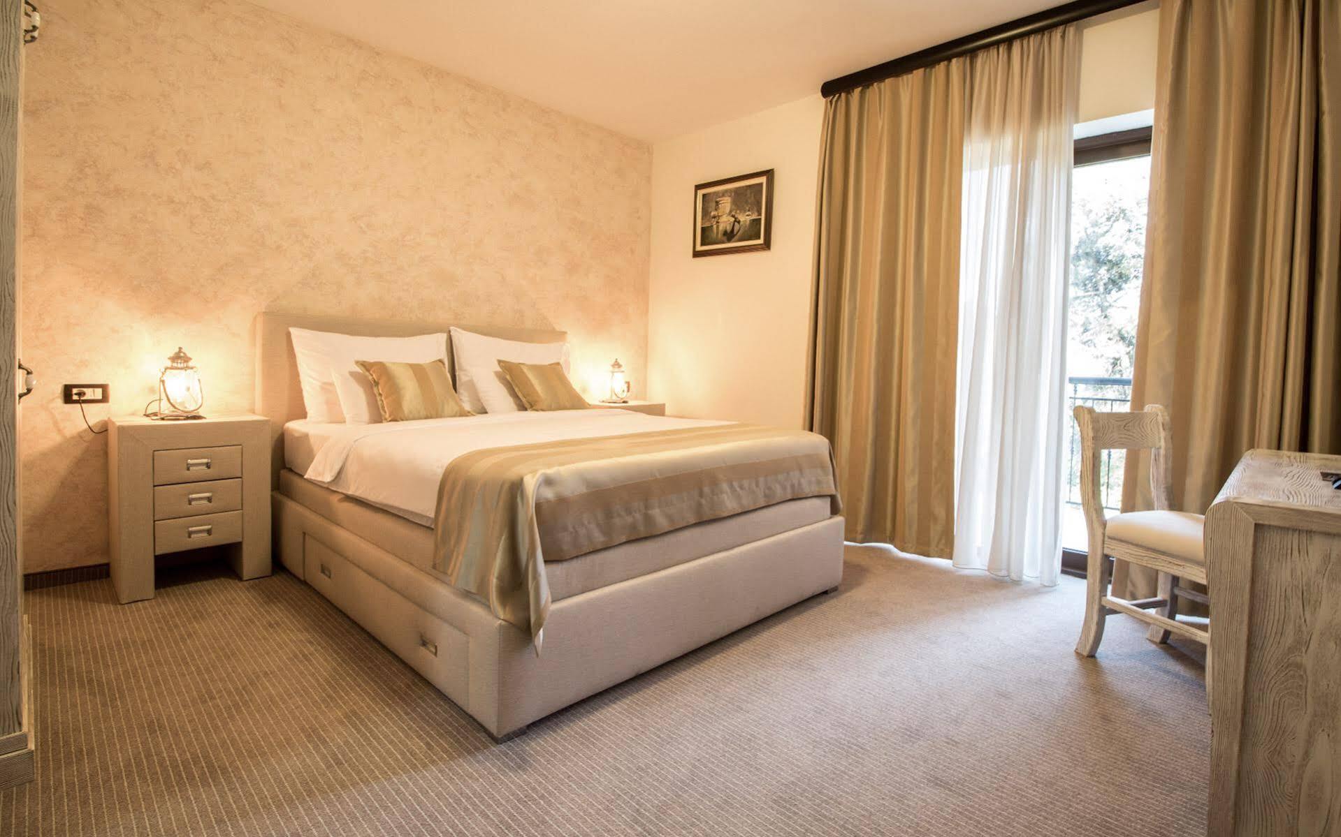Hotel Helada Tivat Kültér fotó